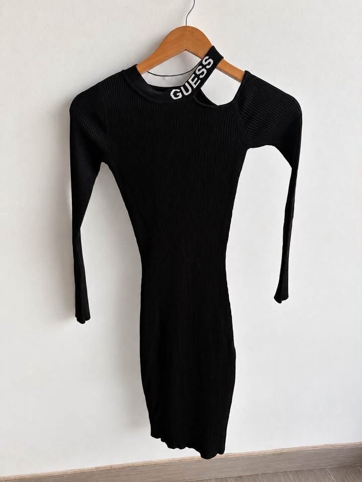 Robe longue noire Guess à manches longues et col asymétrique photo 1