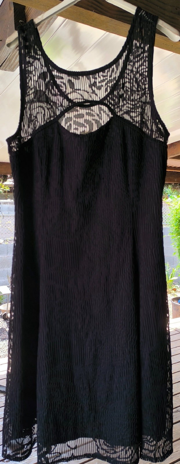 Robe noire élégante avec empiècements en dentelle photo 1