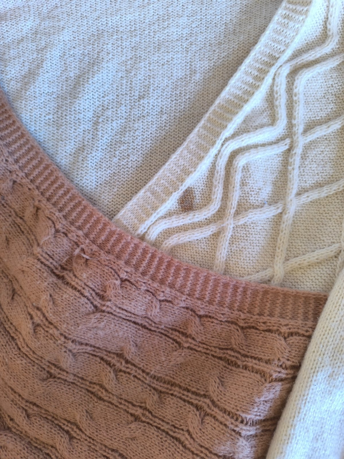 Pull cache-cœur bicolore en maille torsadée photo 2