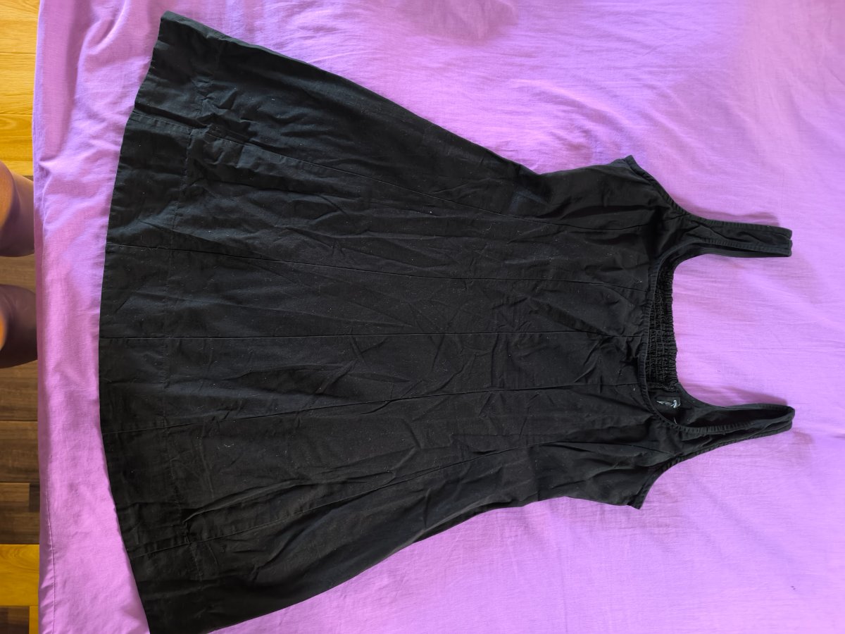 Robe noire simple et élégante photo 1