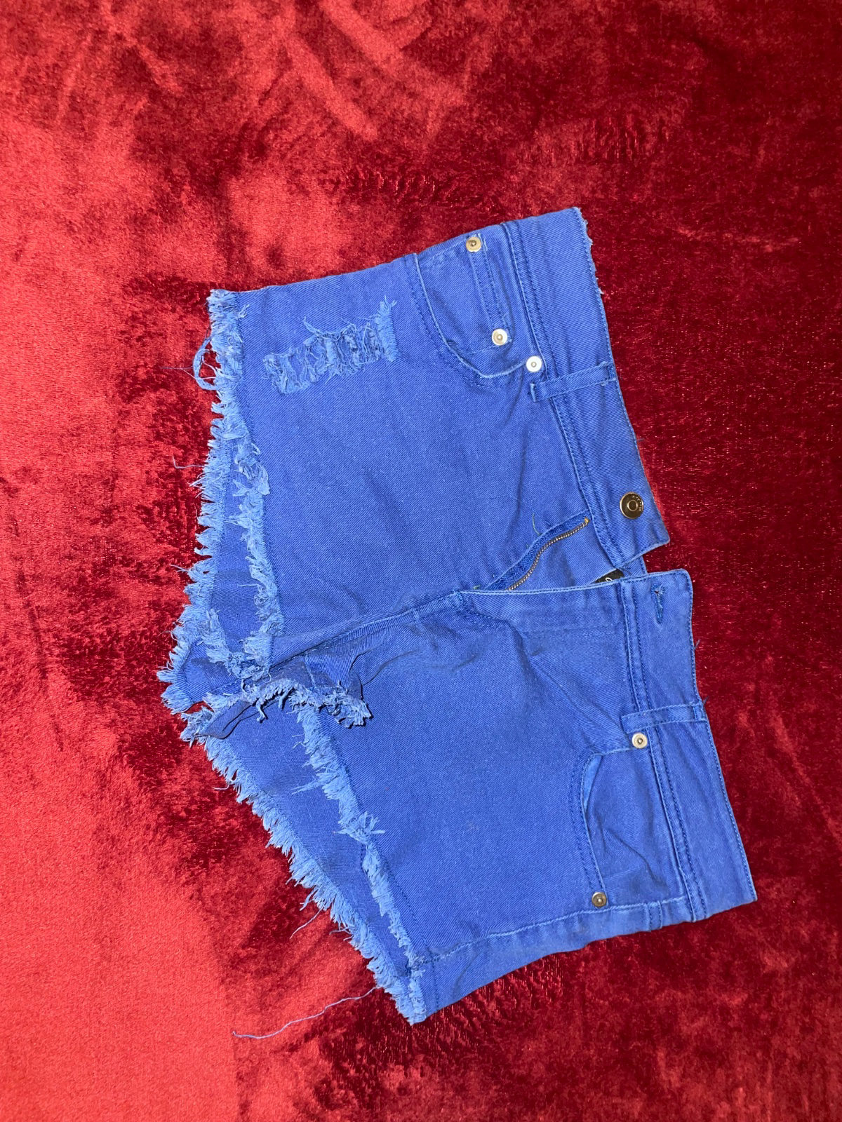 Short en jean bleu avec bord effilochés photo 1