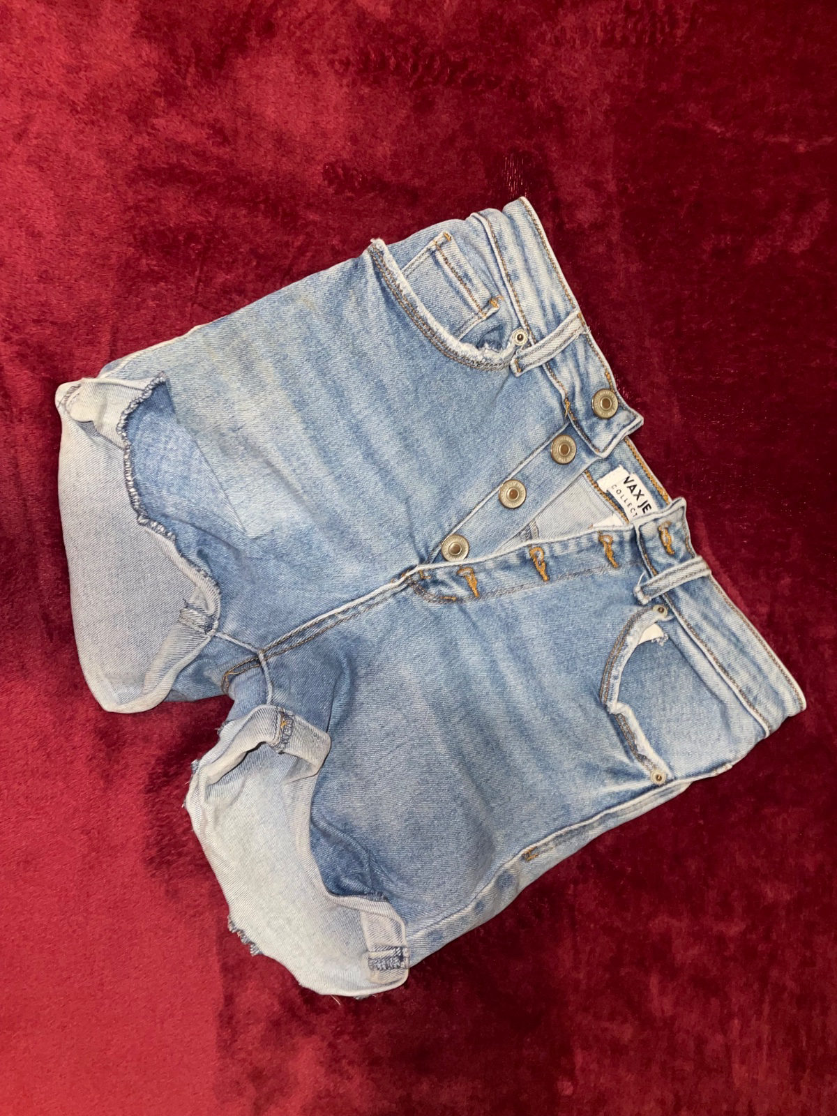 Short en jean bleu avec bord effilochés photo 2