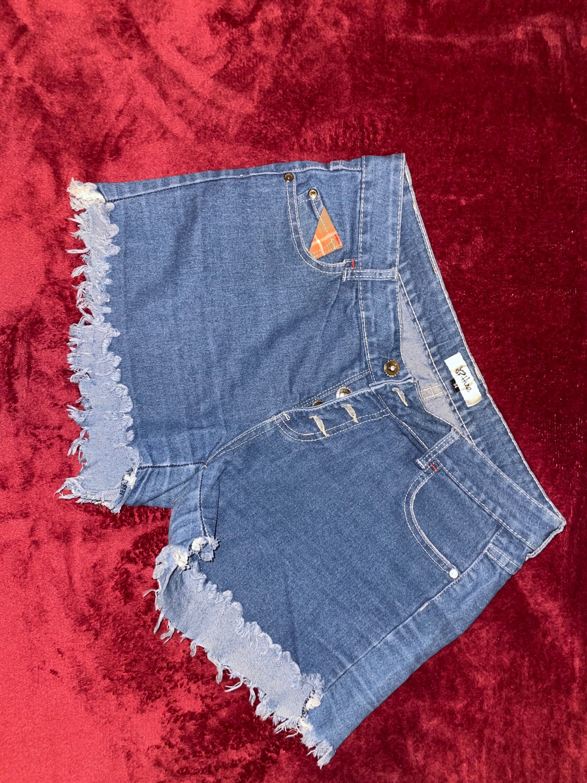 Short en jean bleu avec bord effilochés photo 3