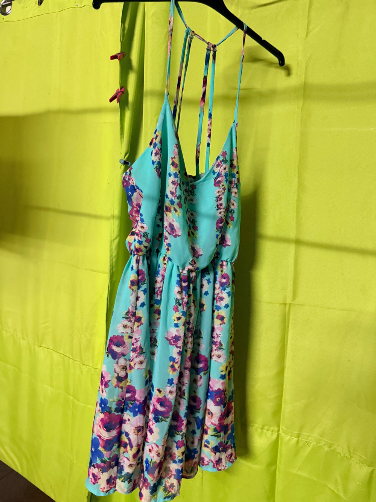 Robe d'été fleurie turquoise à fines bretelles photo 2