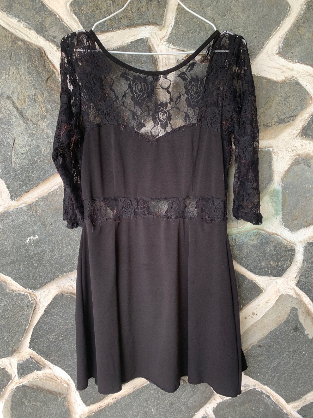 Robe noire élégante avec empiècements en dentelle florale photo 1
