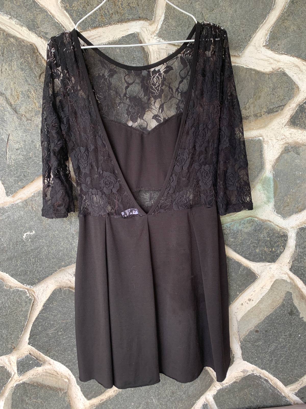 Robe noire élégante avec empiècements en dentelle florale photo 2