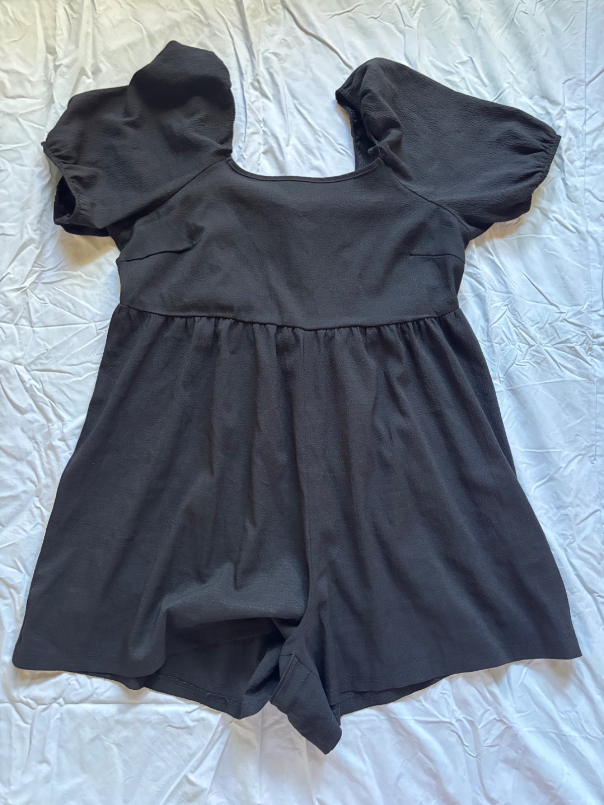 Combinaison-short noire manches bouffantes photo 1