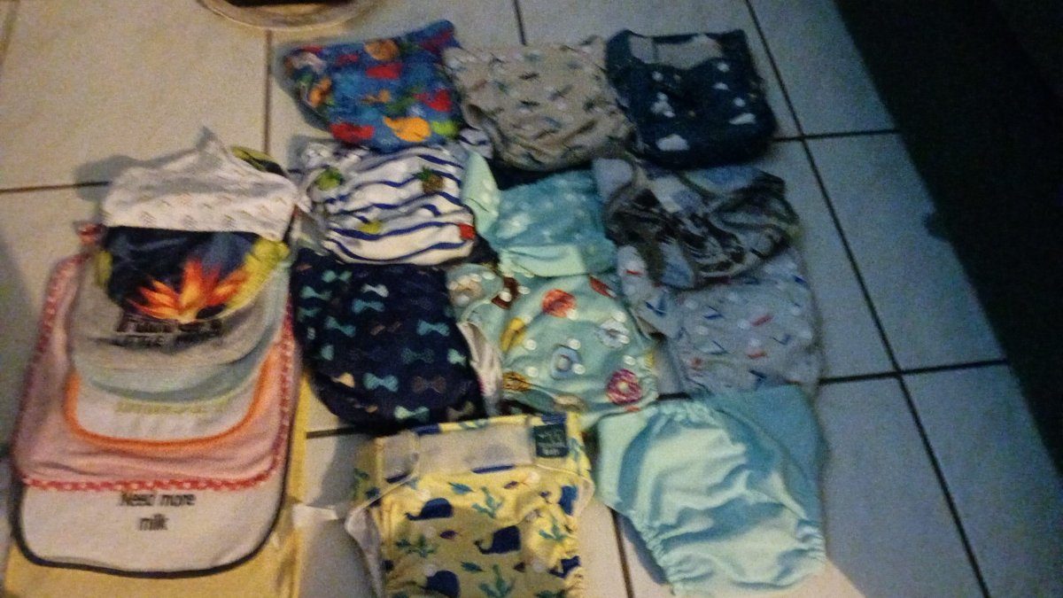 Lot de bavoirs 300 frc et couches lavables  pour bébé 300 frc photo 1