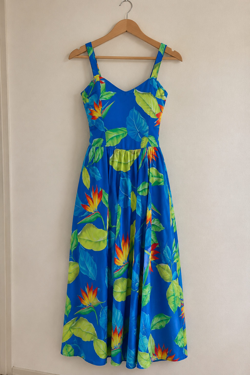 Robe bleue à motifs tropicaux photo 1