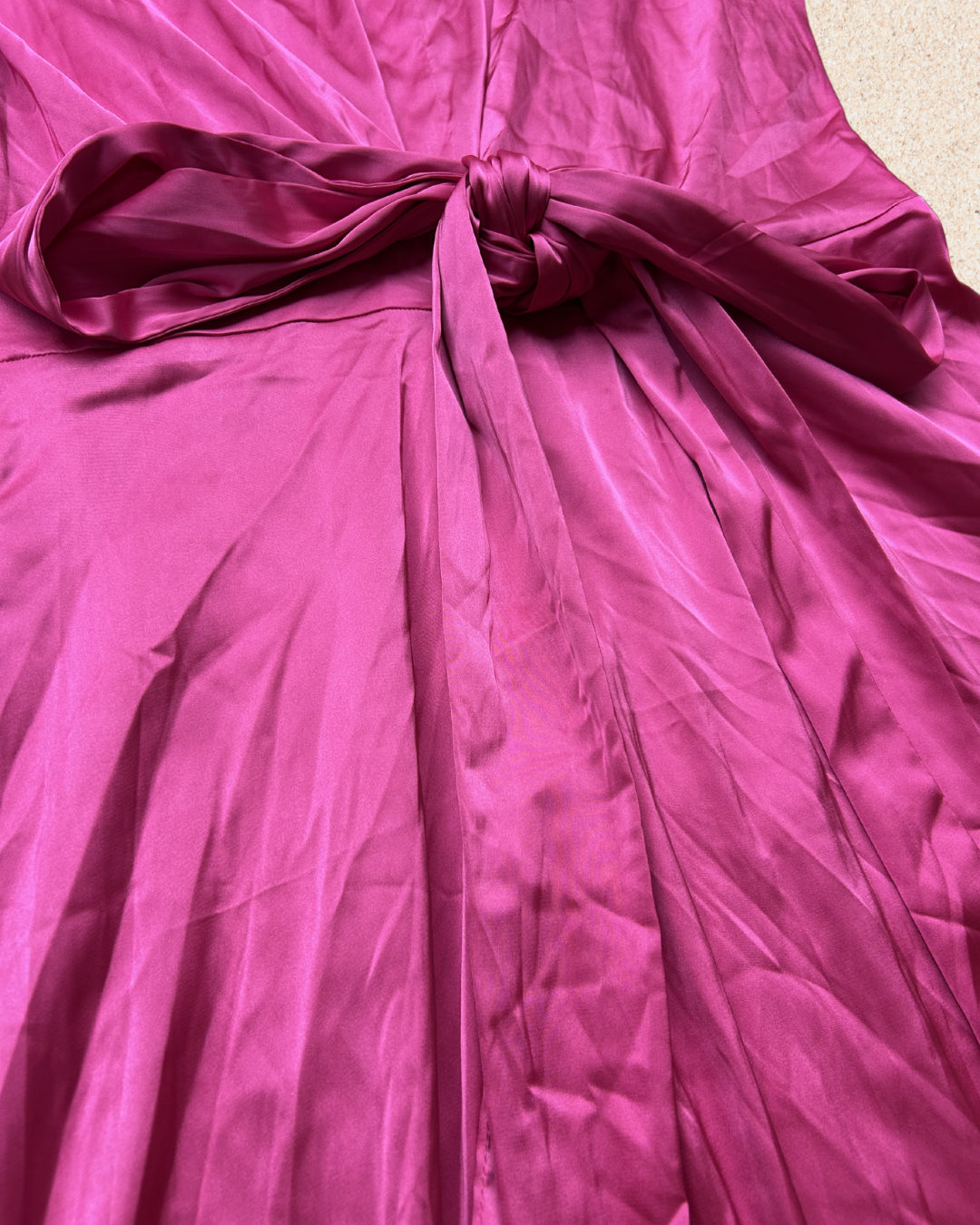 💗 Robe longue satinée fuchsia photo 3
