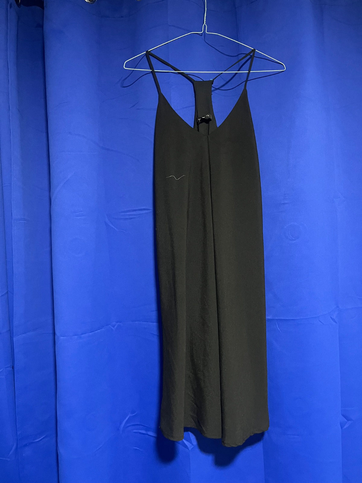 Robe courte noire à fines bretelles photo 1