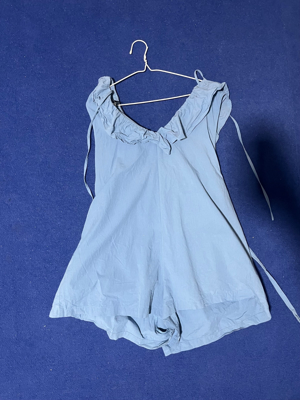 Combinaison-short bleue à volants photo 1