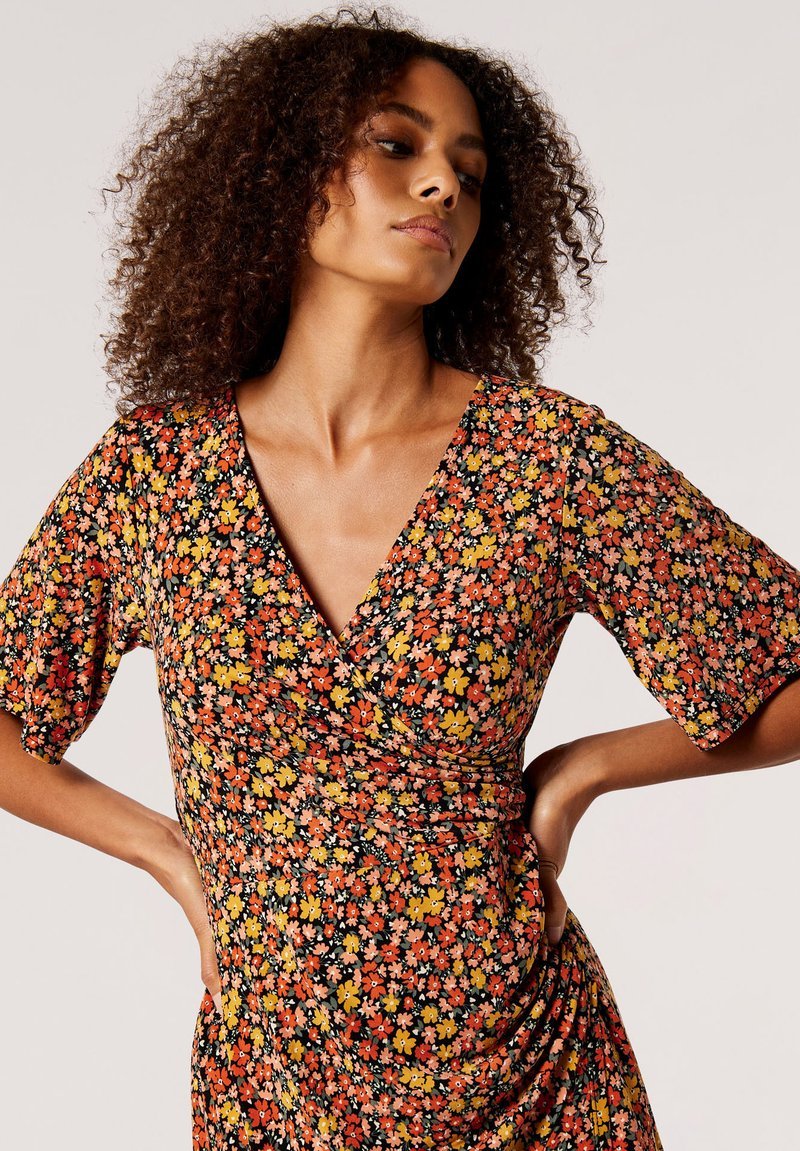 Robe portefeuille fleurie style bohème photo 1