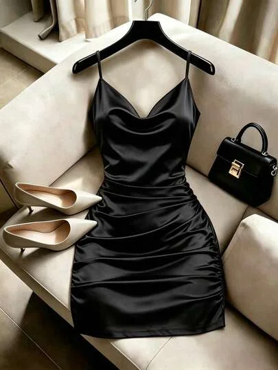Robe noire satinée drapée élégante photo 1