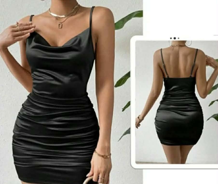 Robe noire satinée drapée élégante photo 2