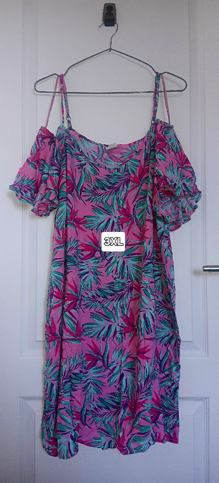 Robe courte rose à motifs tropicaux photo 1