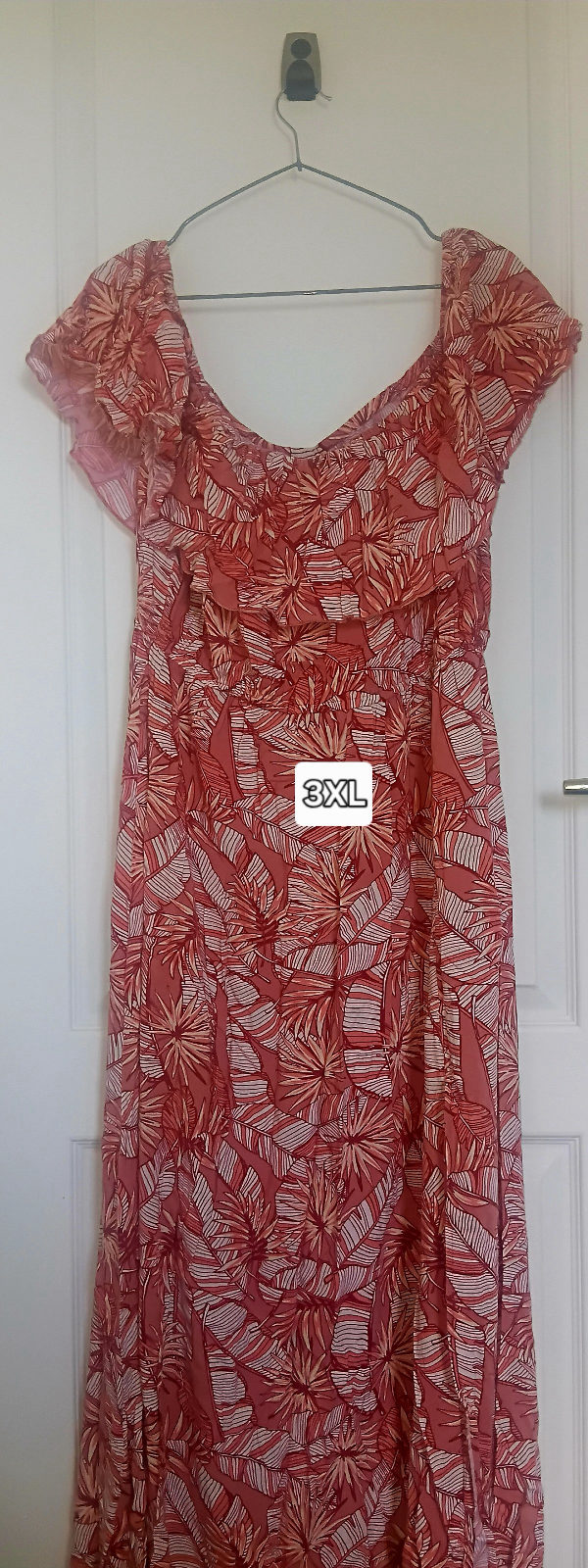 Robe longue épaules dénudées motif feuilles tropicales photo 1