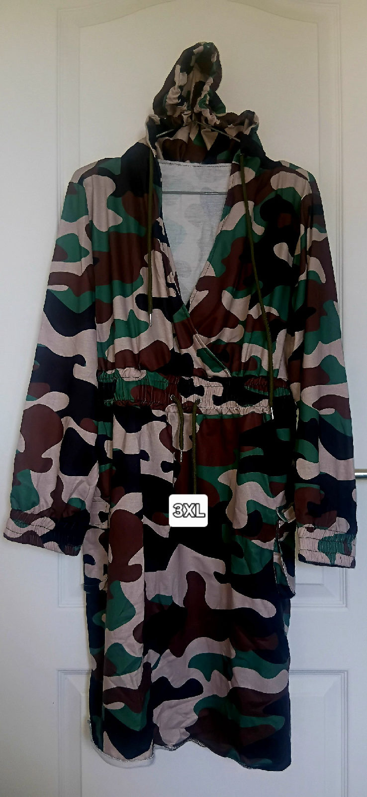 Robe courte camouflage à capuche et cordon de serrage photo 1