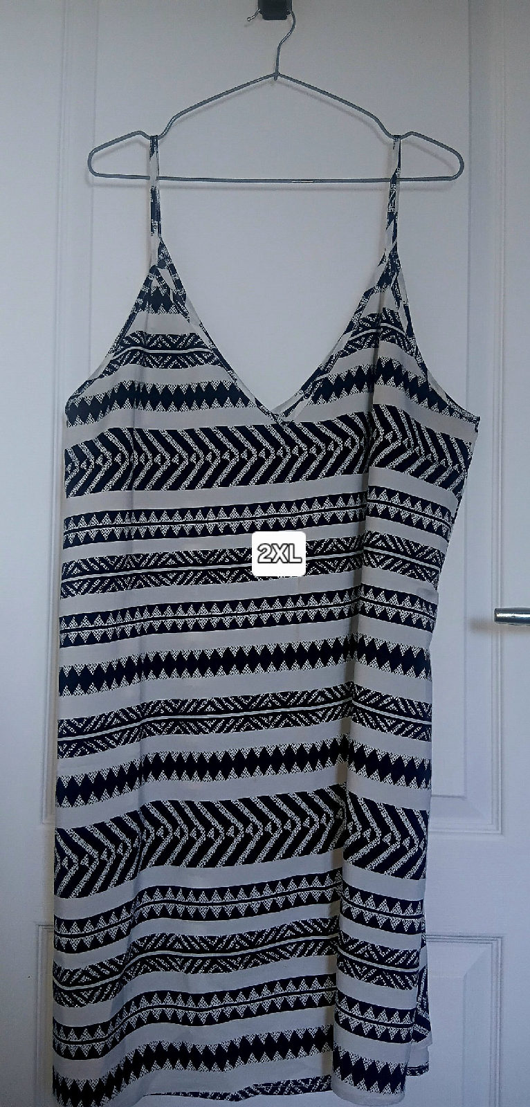 Robe courte à fines bretelles motif ethnique photo 1