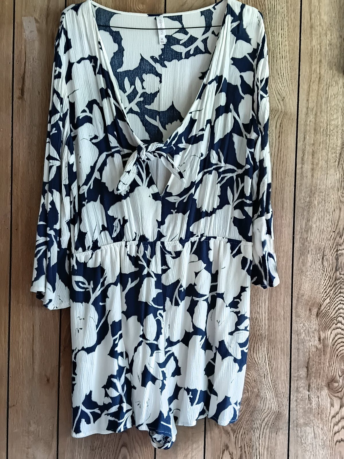 Combinaison-short fleurie bleu marine et blanc photo 1