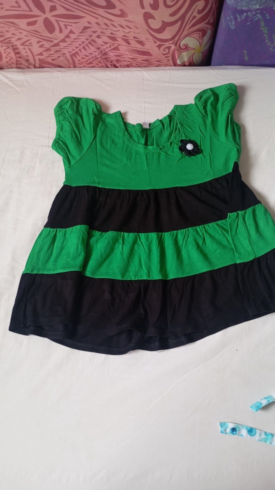 Robe bébé rayée verte et noire avec fleur photo 1