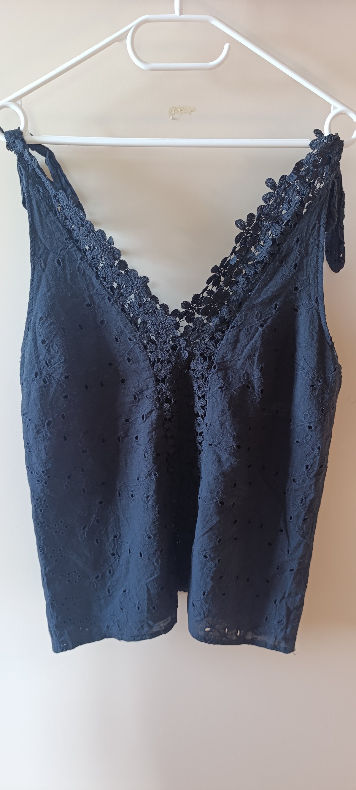 Haut noir en broderie  photo 1