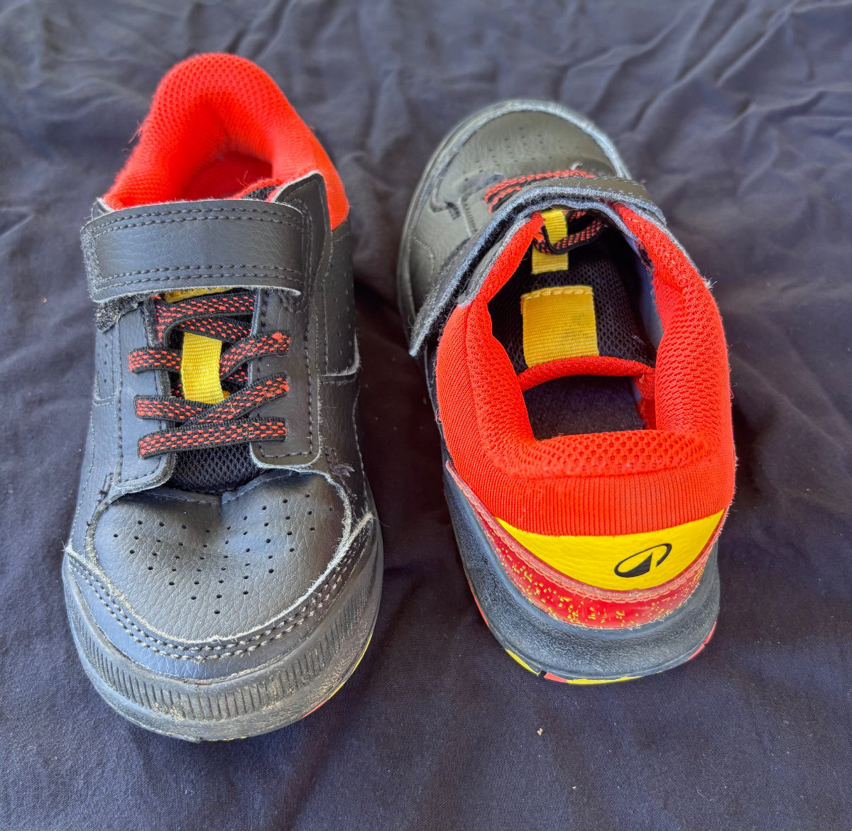Baskets enfant noires et rouges,parfaite pour l'aventure photo 1