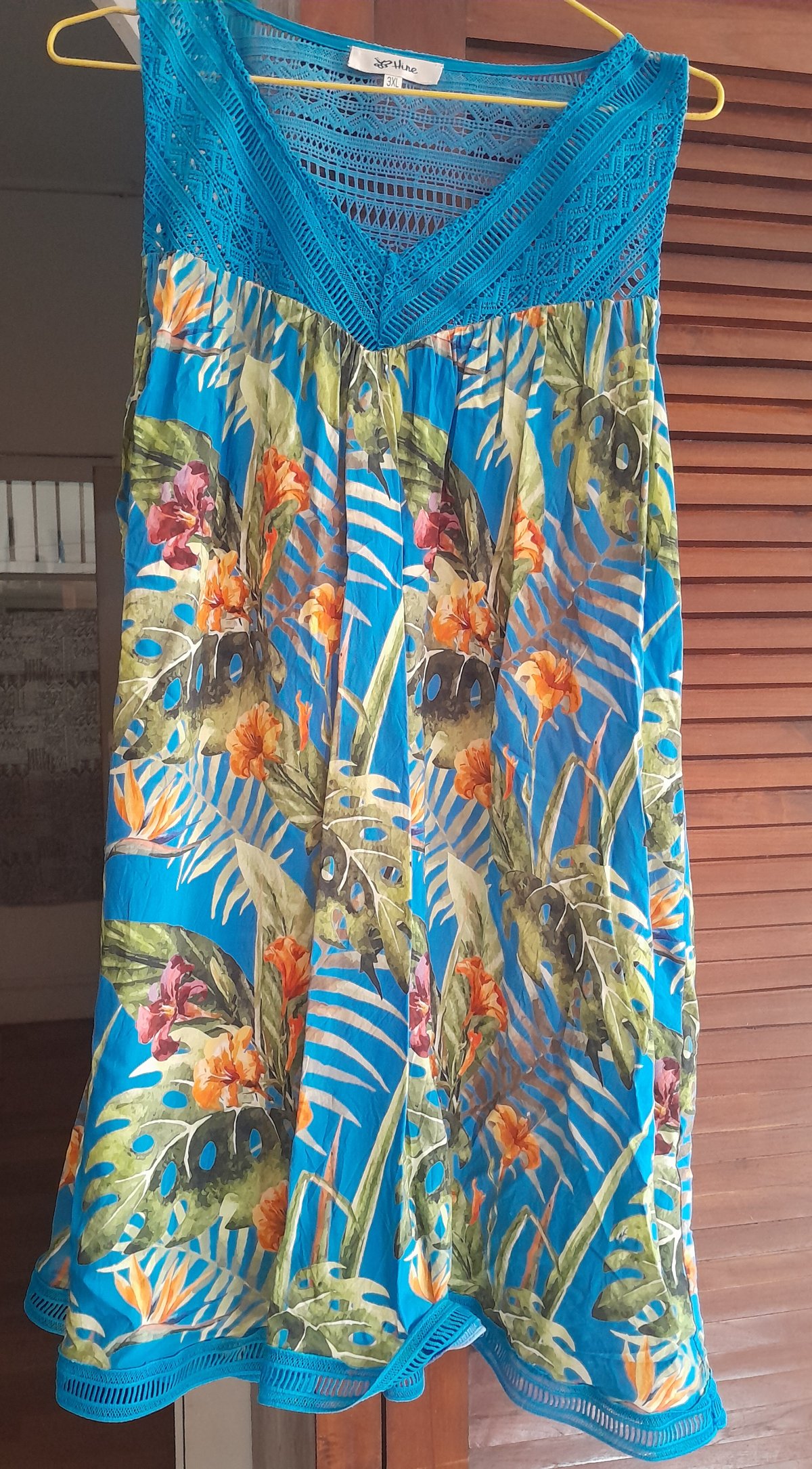 Robe longue tropicale bleue avec détails en dentelle photo 1