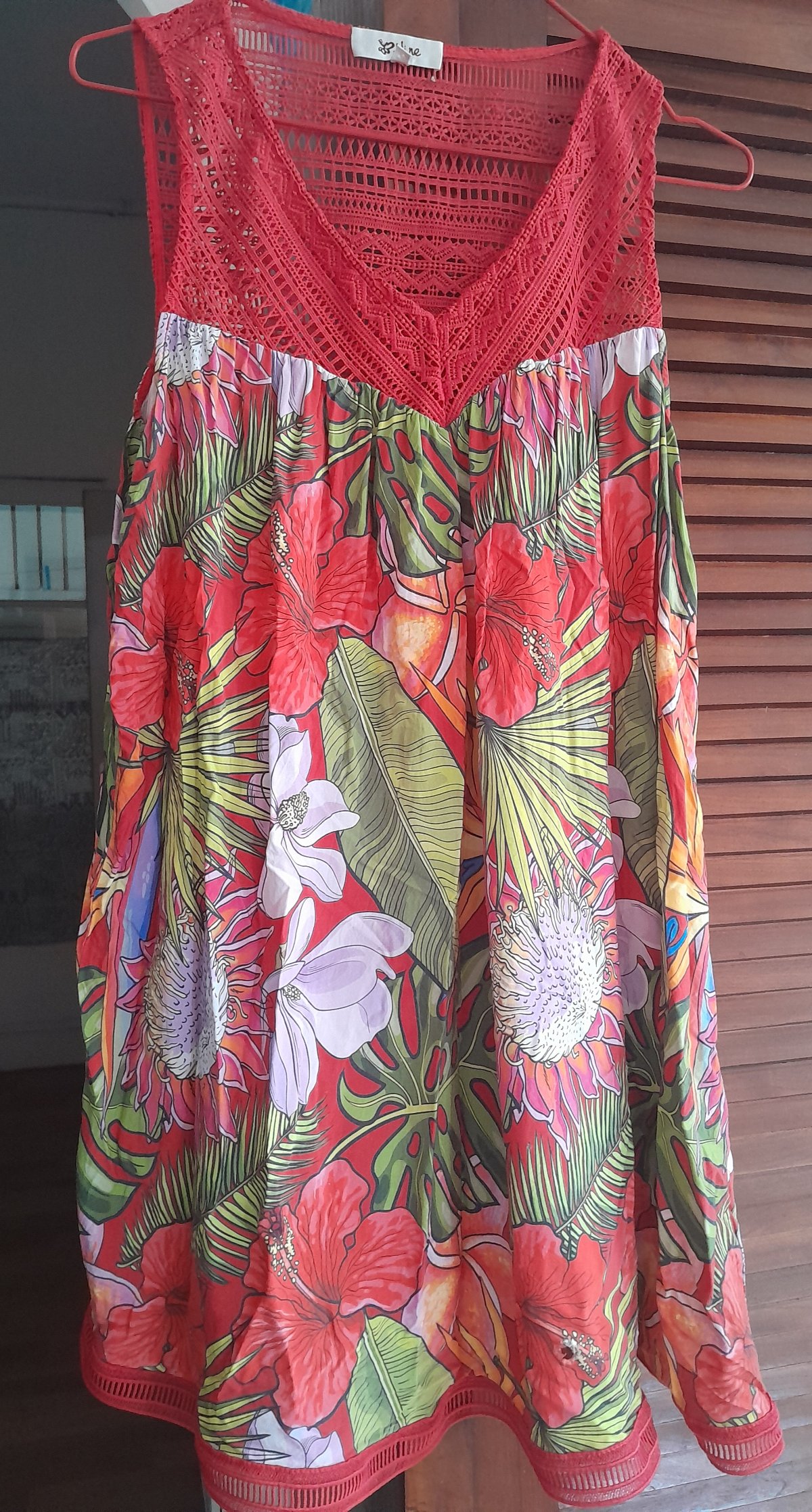 Robe longue tropicale bleue avec détails en dentelle photo 2