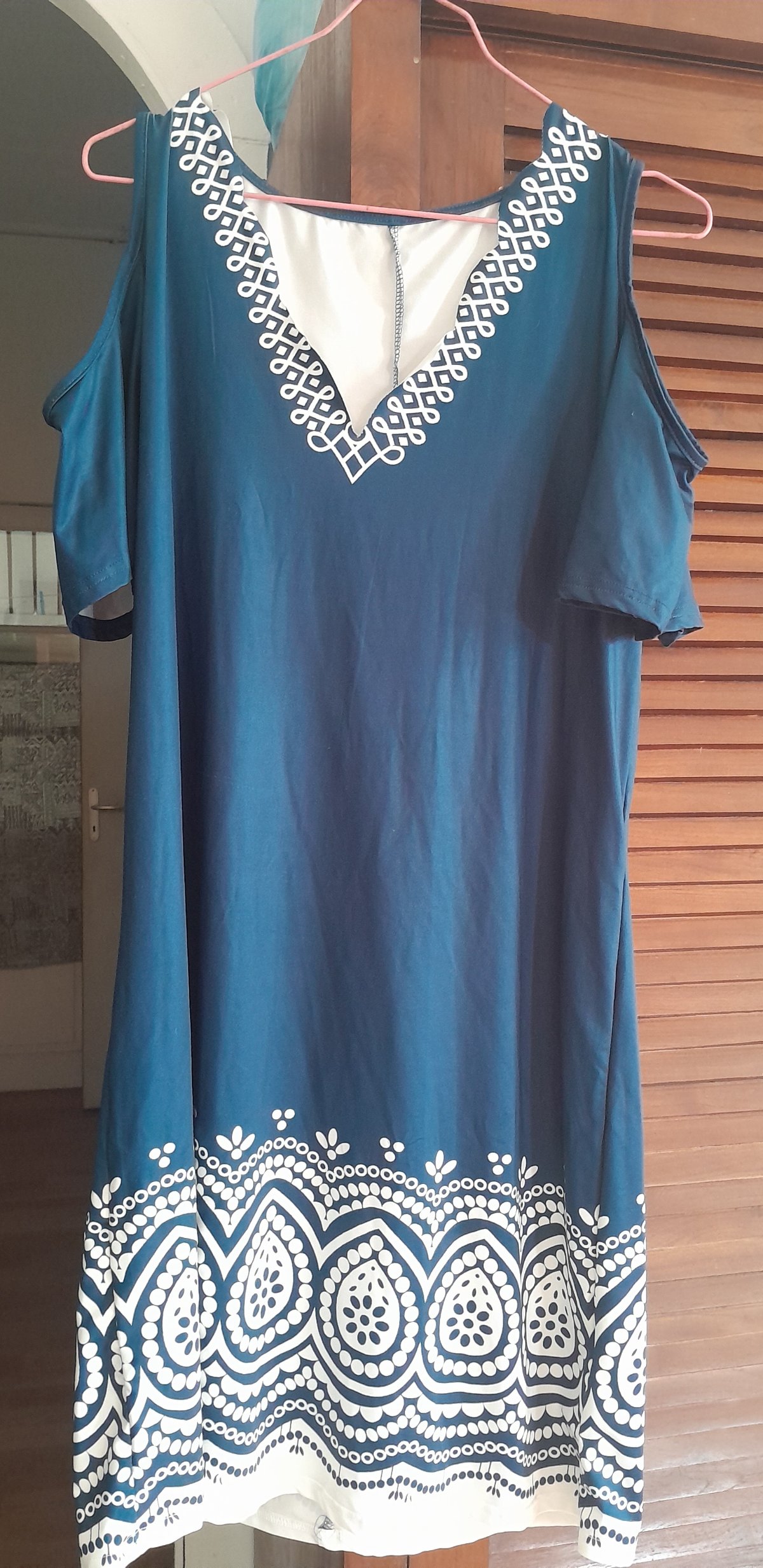 Robe longue tropicale bleue avec détails en dentelle photo 3