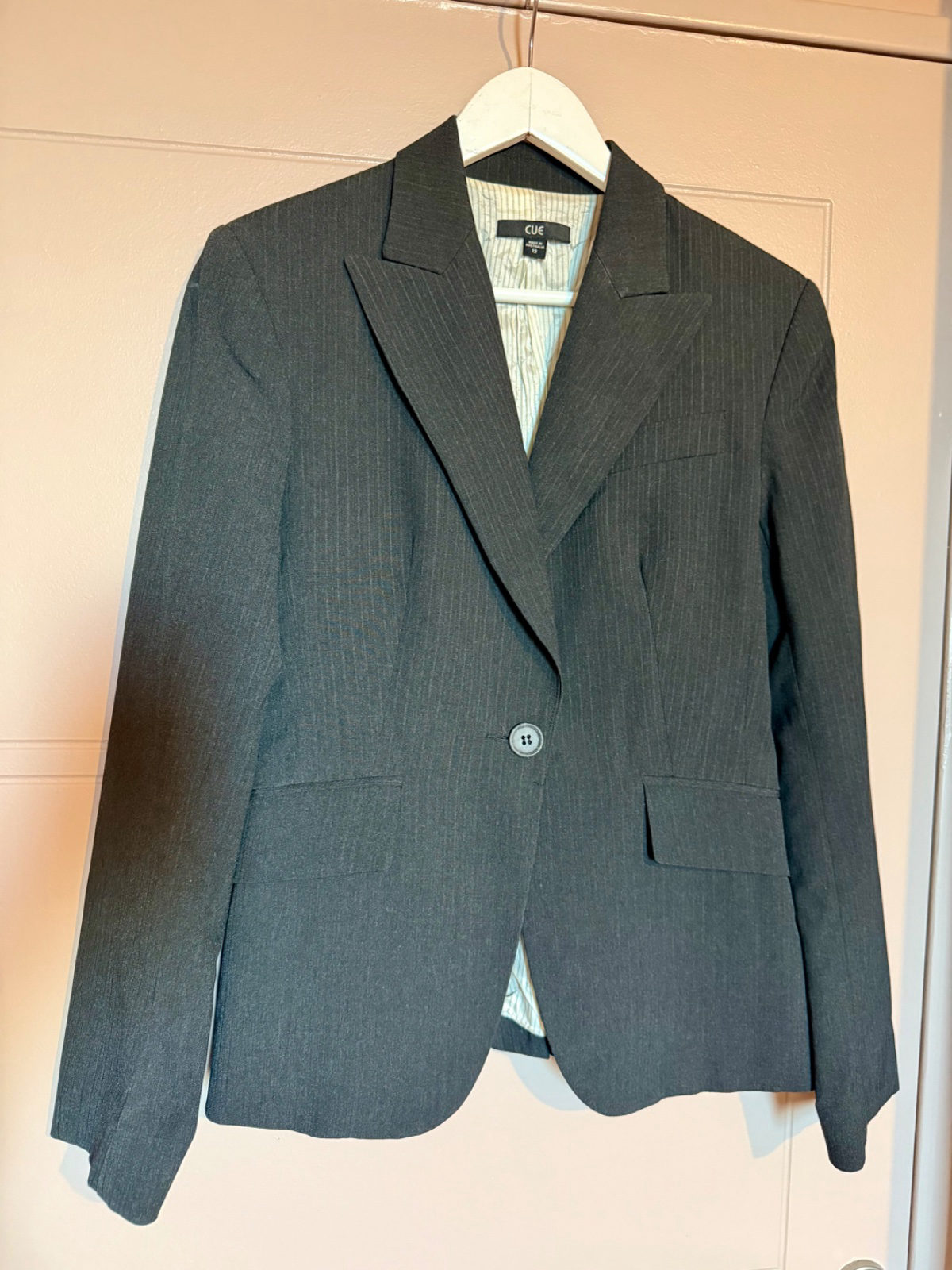 Blazer CUE noir à fines rayures, élégance assurée photo 1