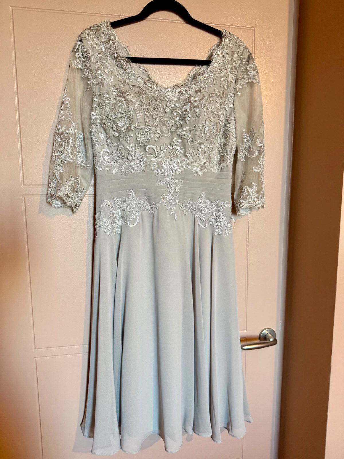 Robe de soirée grise brodée photo 1