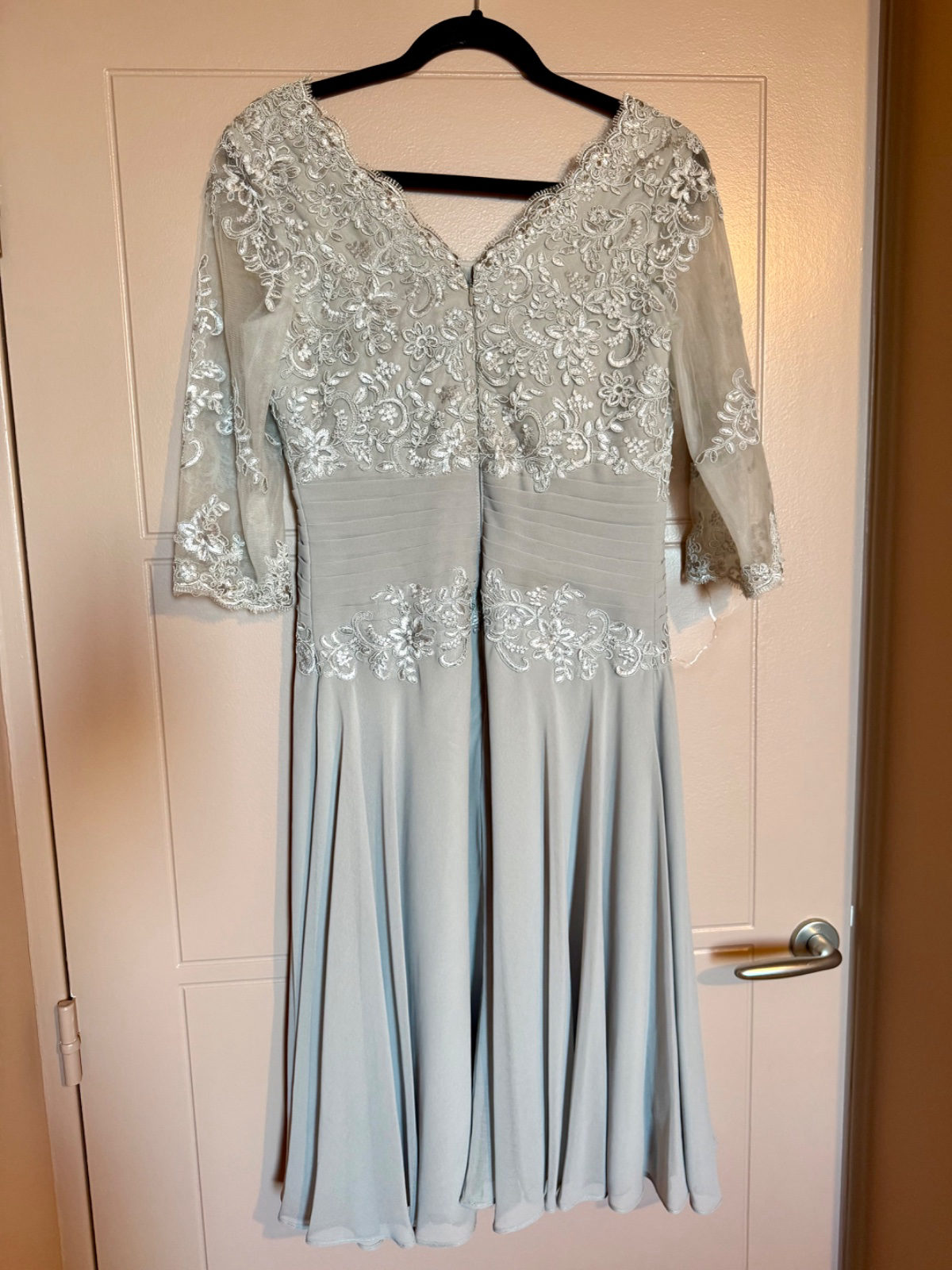 Robe de soirée grise brodée photo 2