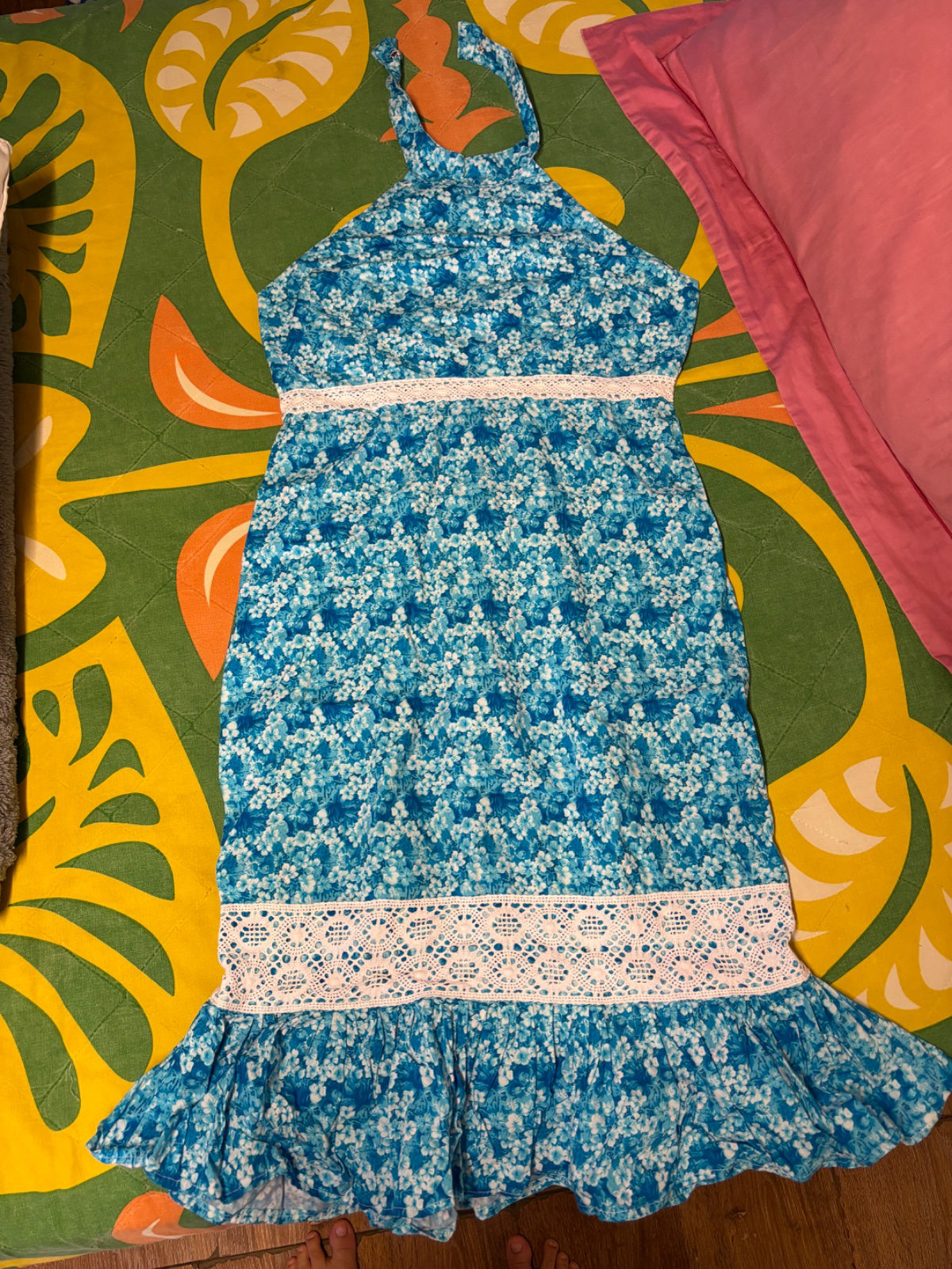 Robe d'été fleurie bleue avec détails en dentelle photo 1