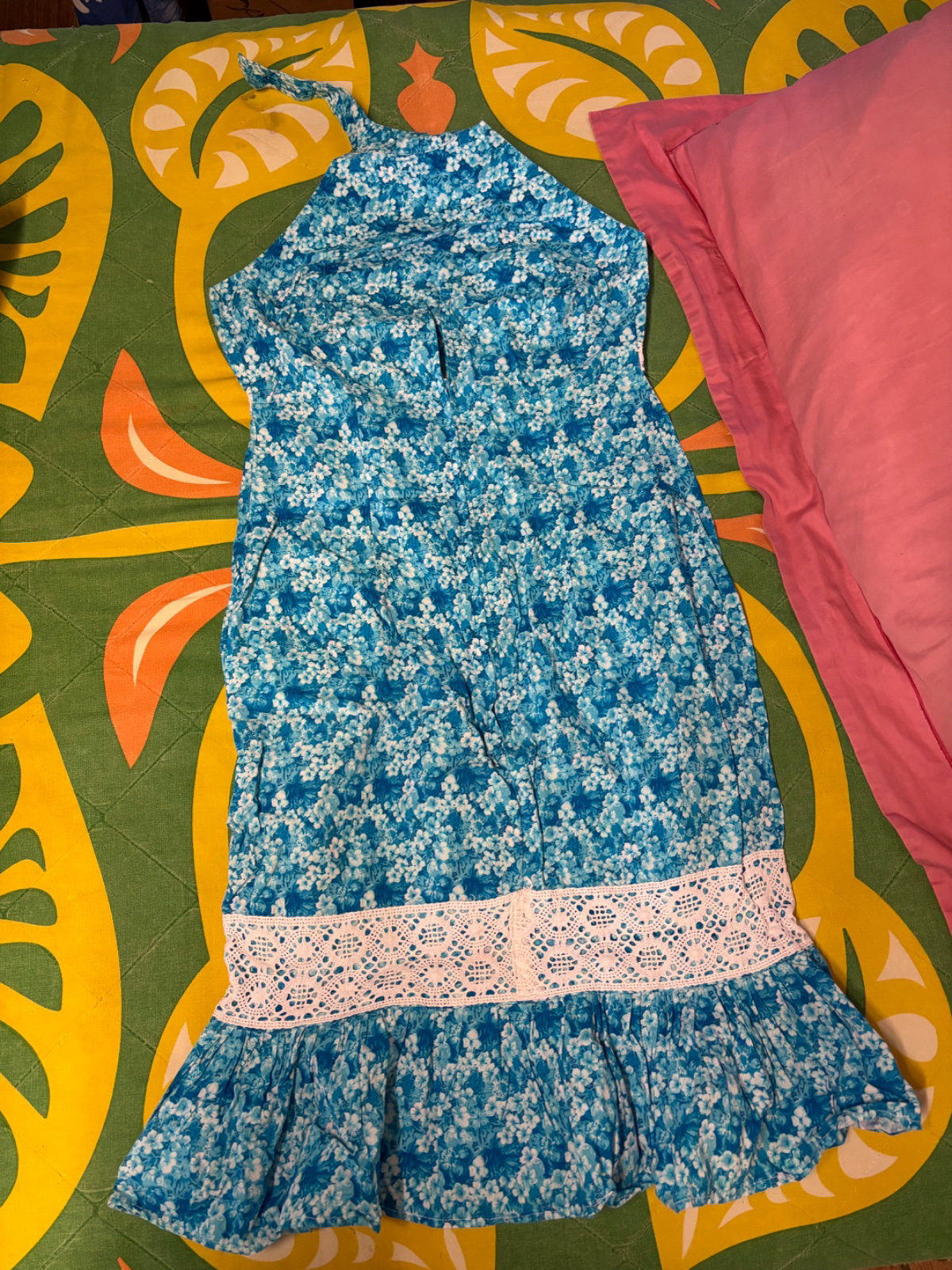 Robe d'été fleurie bleue avec détails en dentelle photo 2
