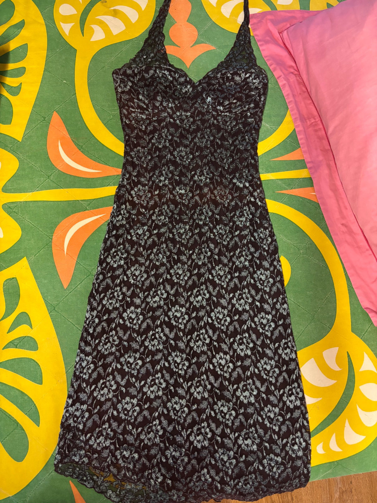 Robe en dentelle noire et motifs floraux photo 1