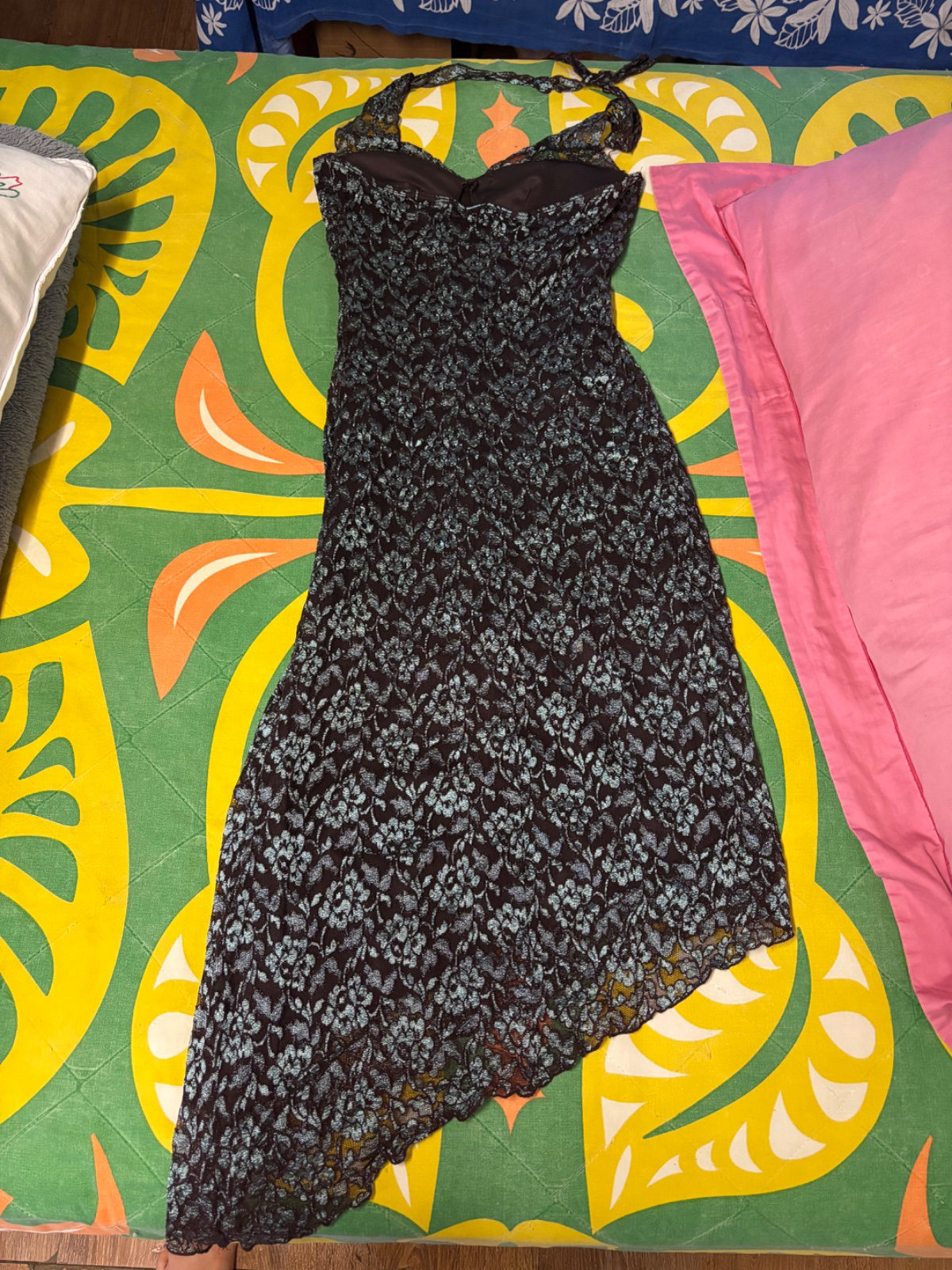 Robe en dentelle noire et motifs floraux photo 2