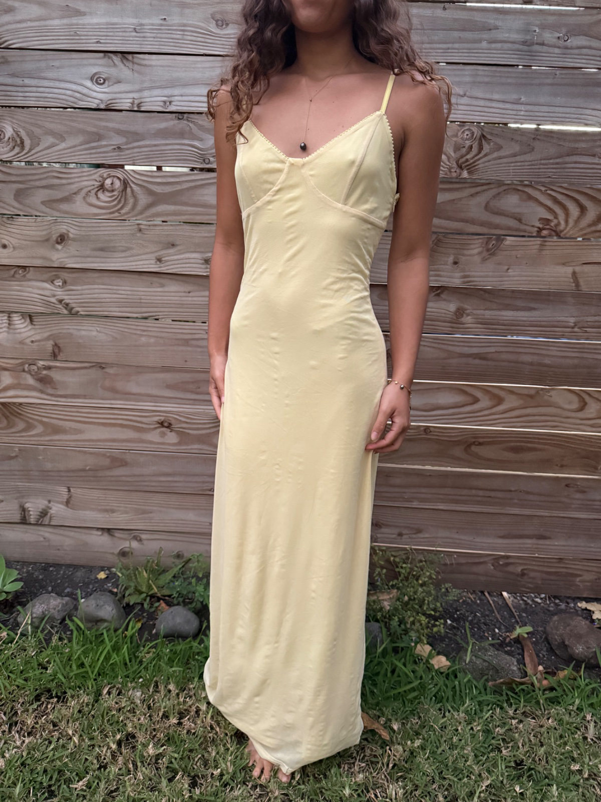 Robe longue jaune pâle à fines bretelles photo 1