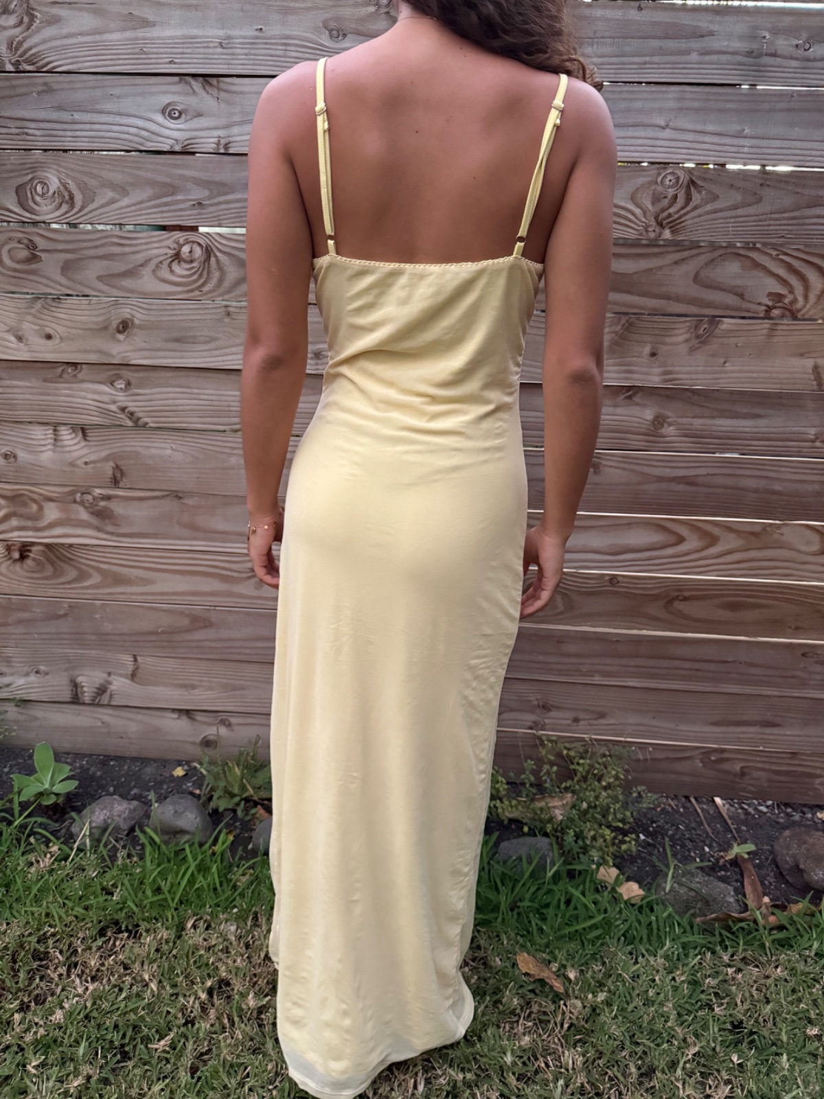 Robe longue jaune pâle à fines bretelles photo 2