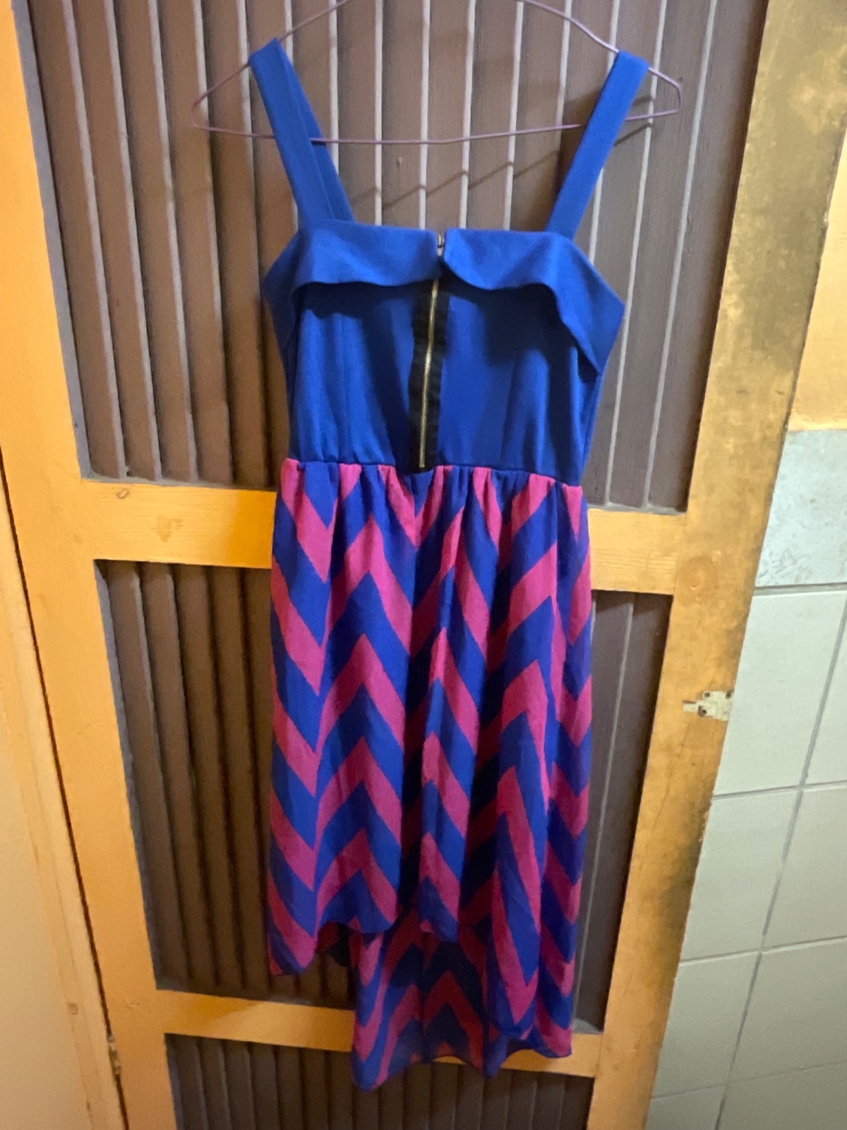 Robe bleu à rayures rose, courte à l'avant et longue à l'arrière photo 1