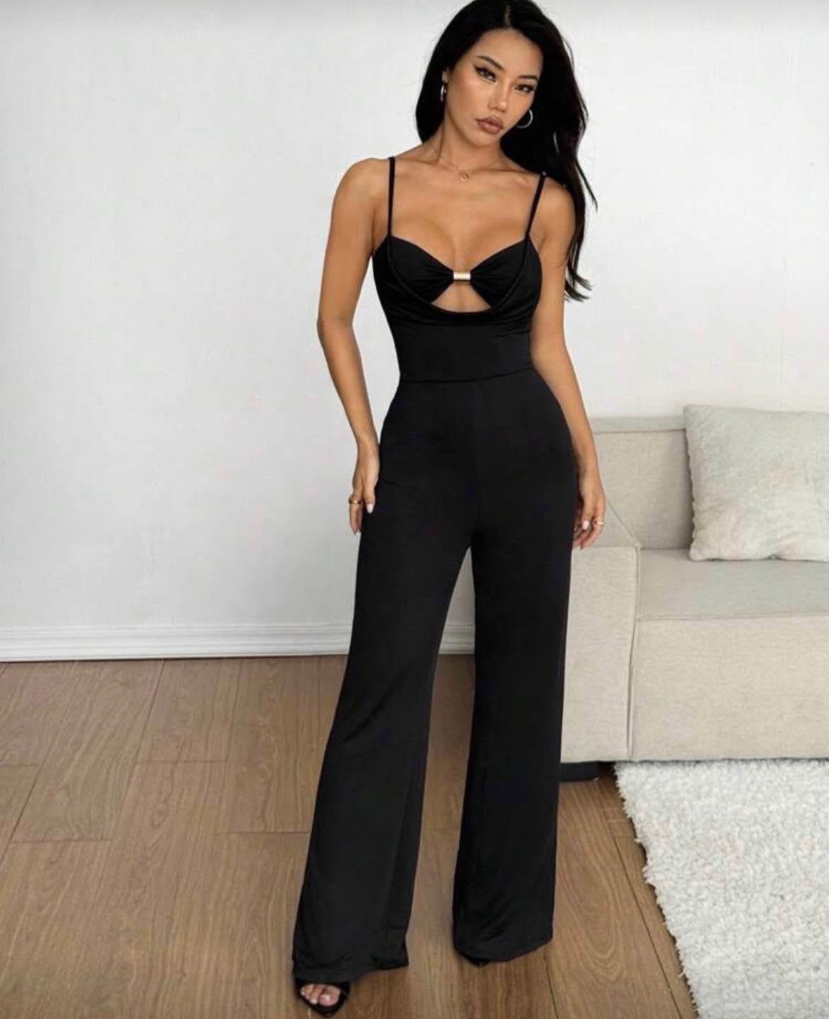 Combinaison pantalon noire élégante avec détail doré photo 1