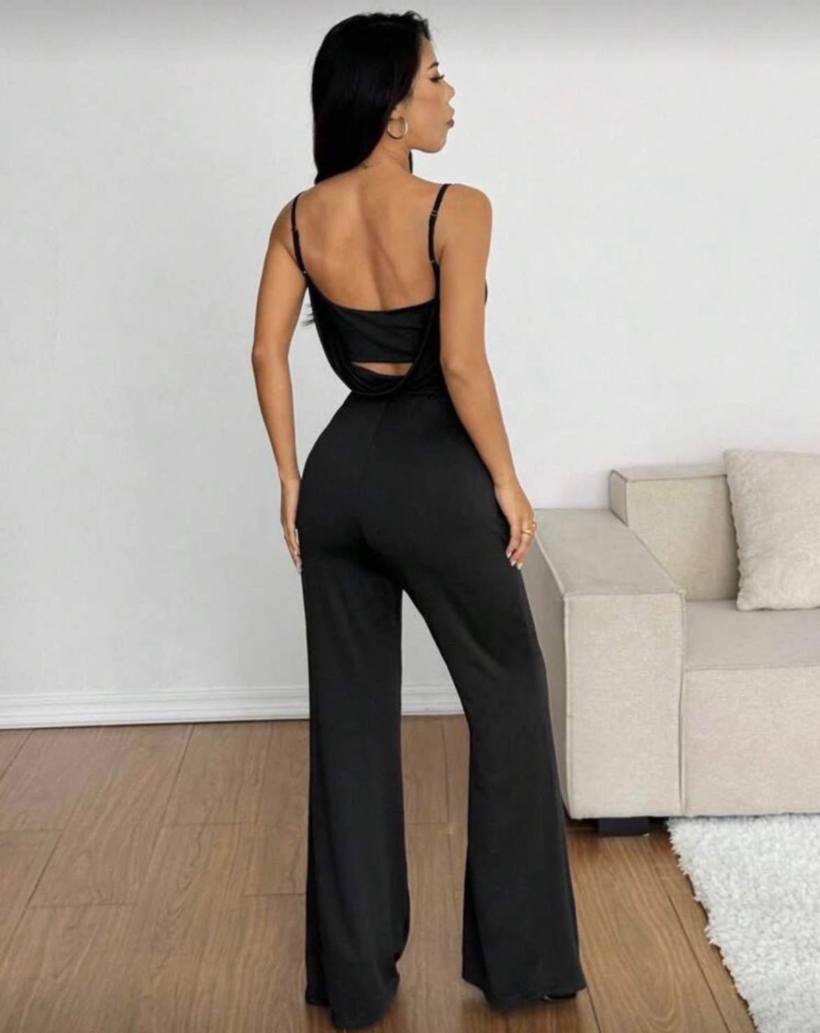 Combinaison pantalon noire élégante avec détail doré photo 2