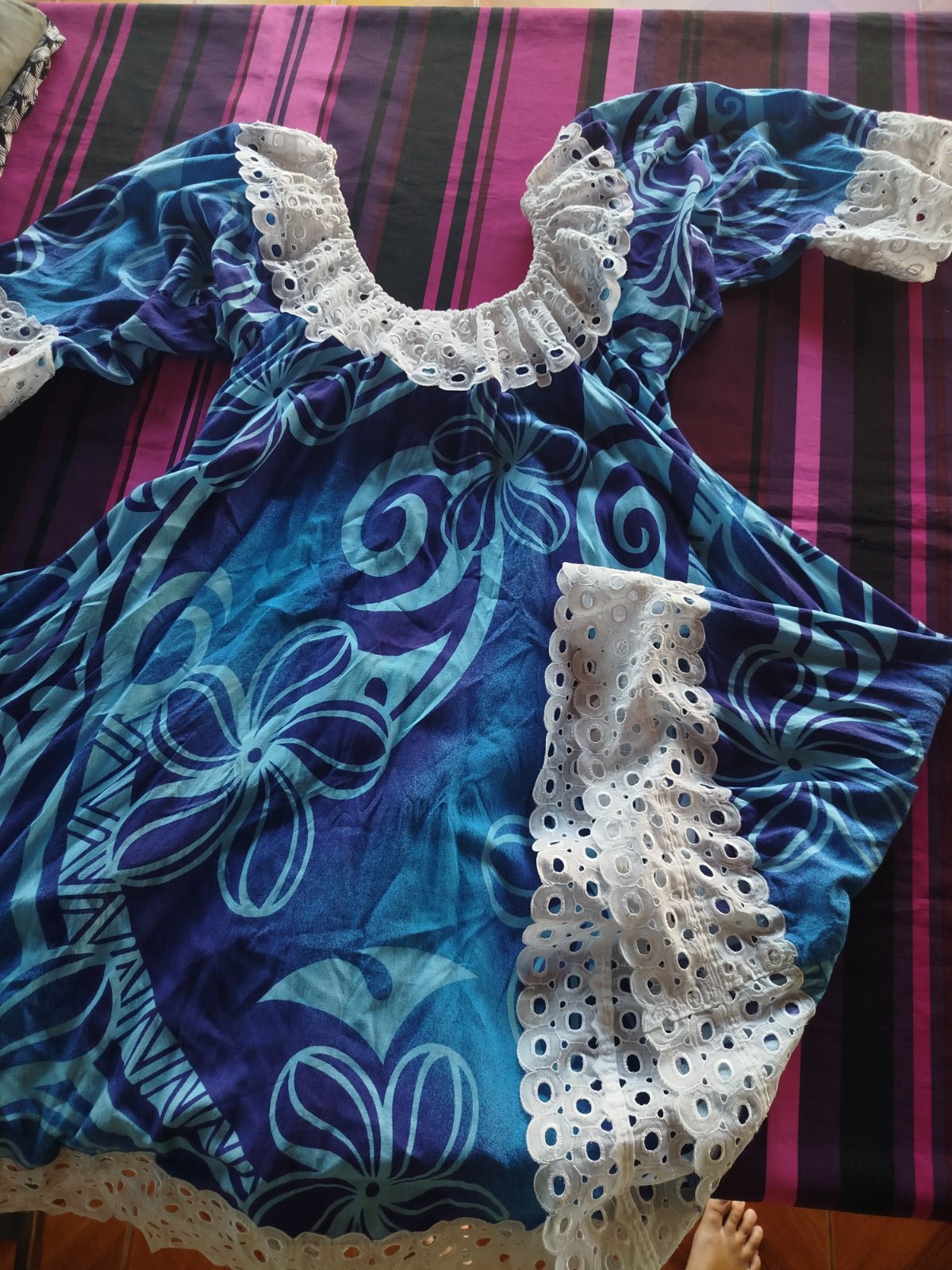 Robe bleue motifs floraux et dentelle photo 1