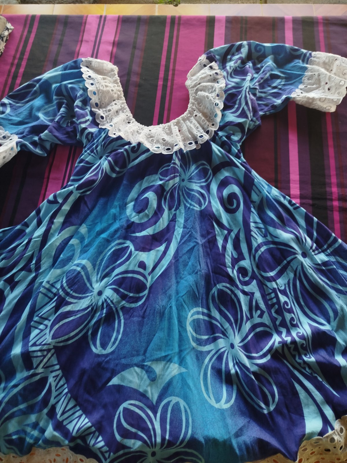 Robe bleue motifs floraux et dentelle photo 2