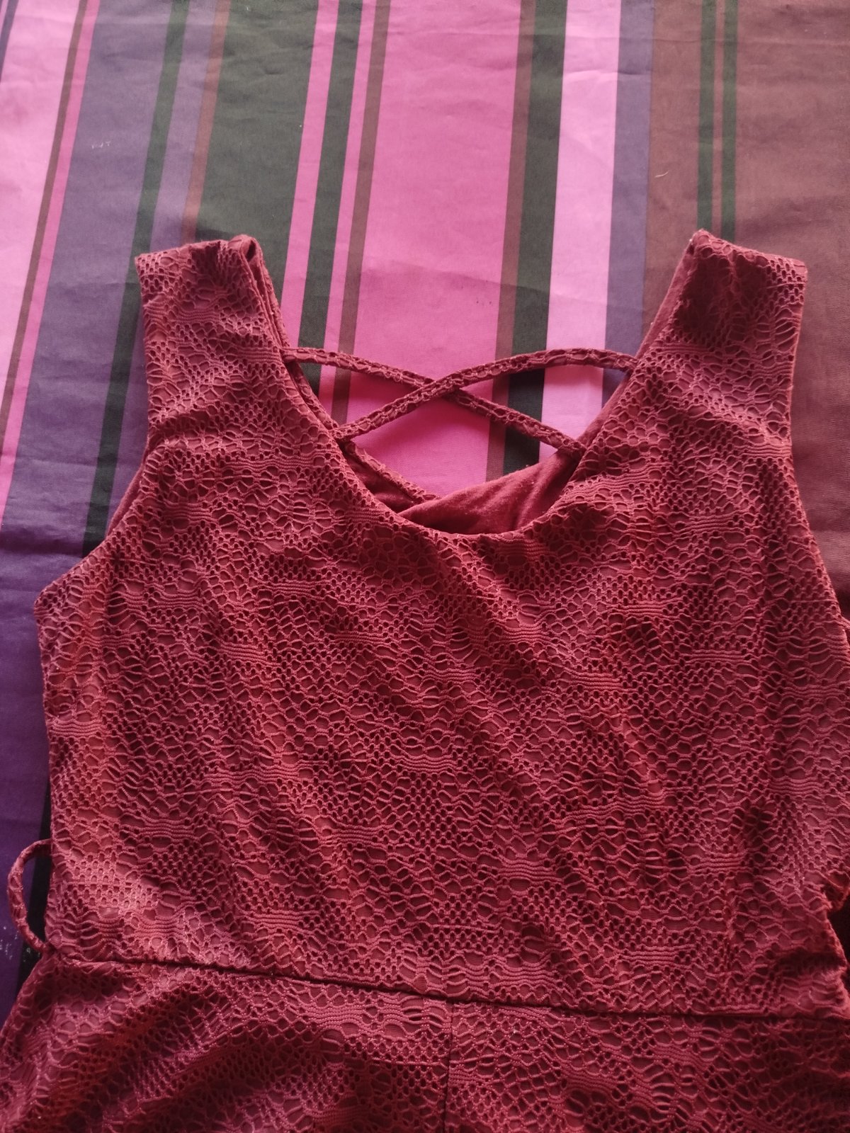 Robe bordeaux dentelle photo 2