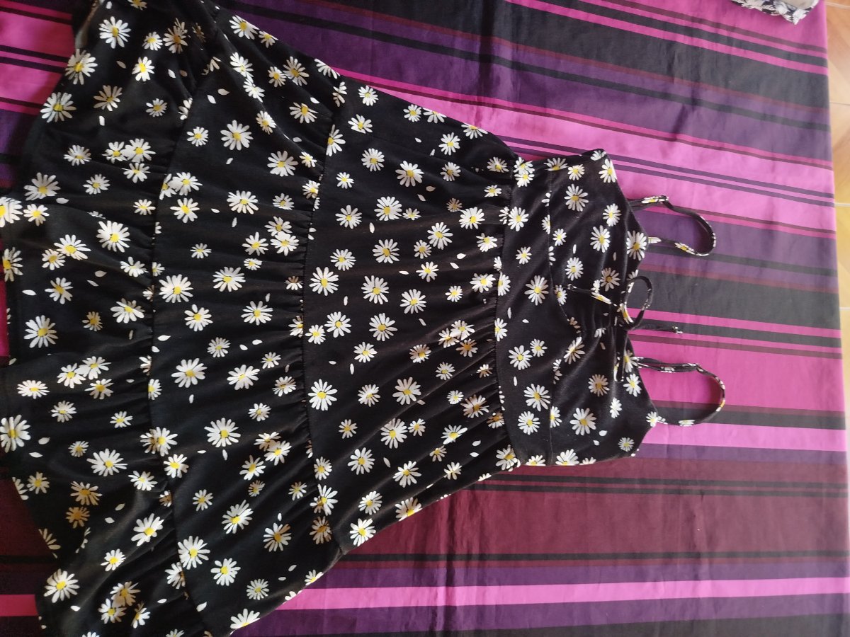 Robe d'été noire à imprimé marguerites photo 1