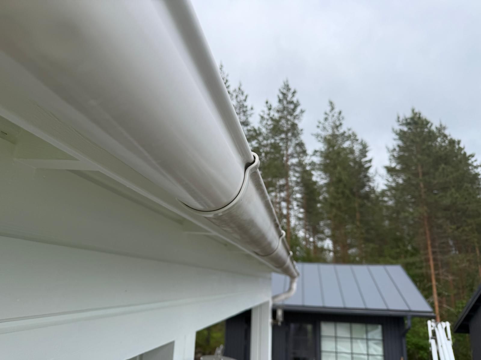 Vesikourujen ja syöksytorvien ulkopintojen puhdistus