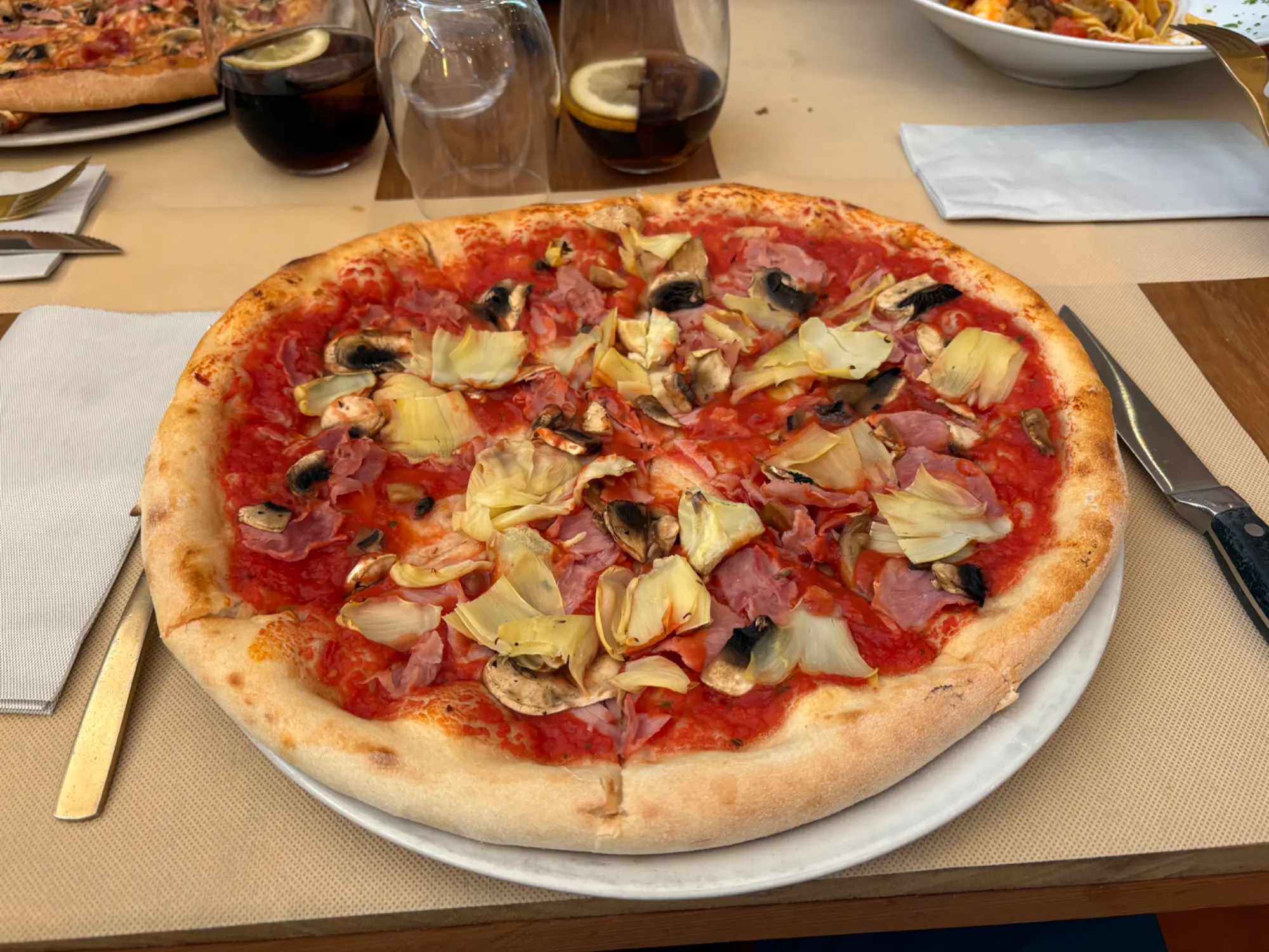 Pizza Capricciosa hos Restaurante Italiano Benalmádena La Pala d'Oro