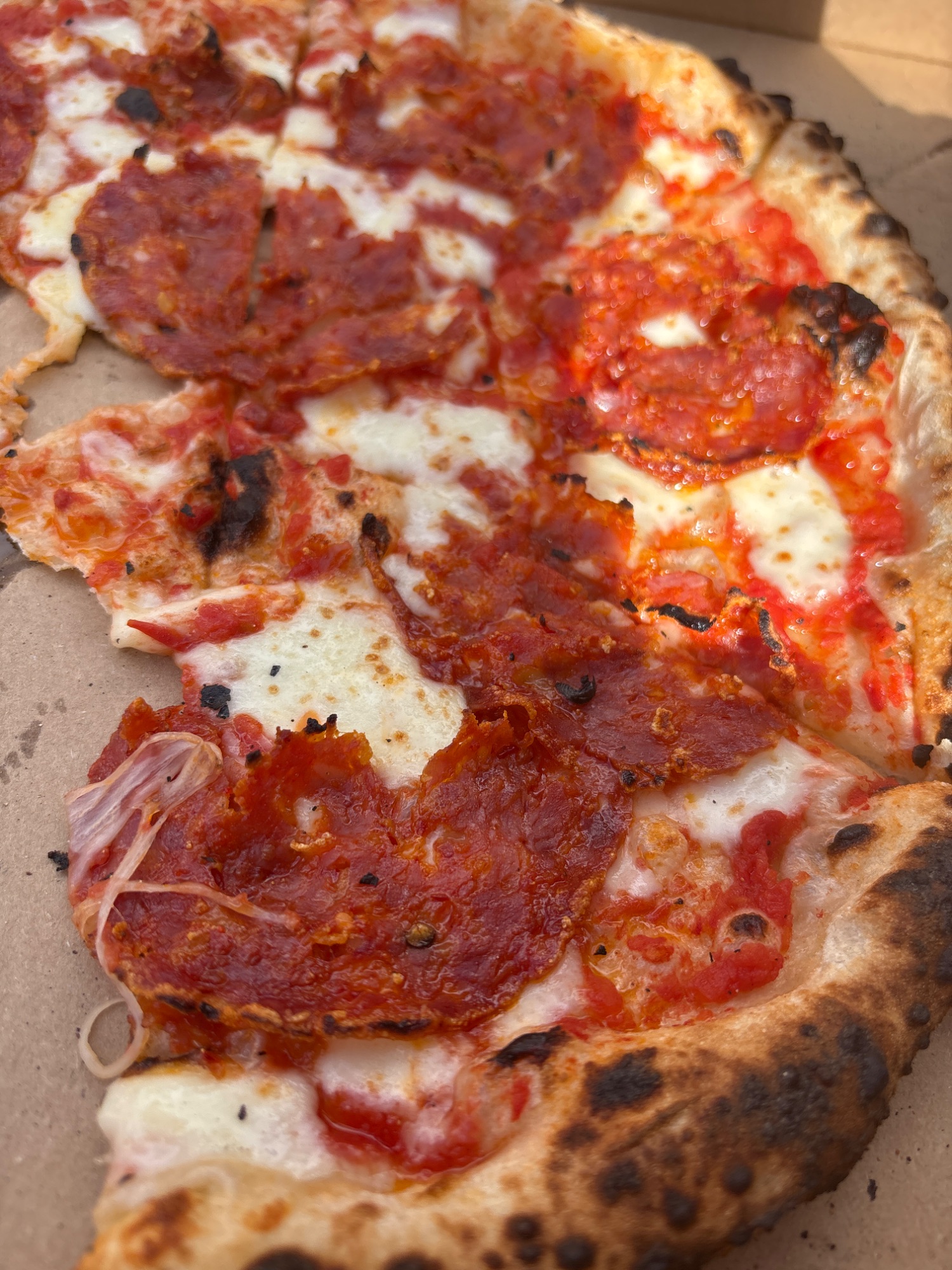 Pepperoni pizza hos Out of Office Pizza