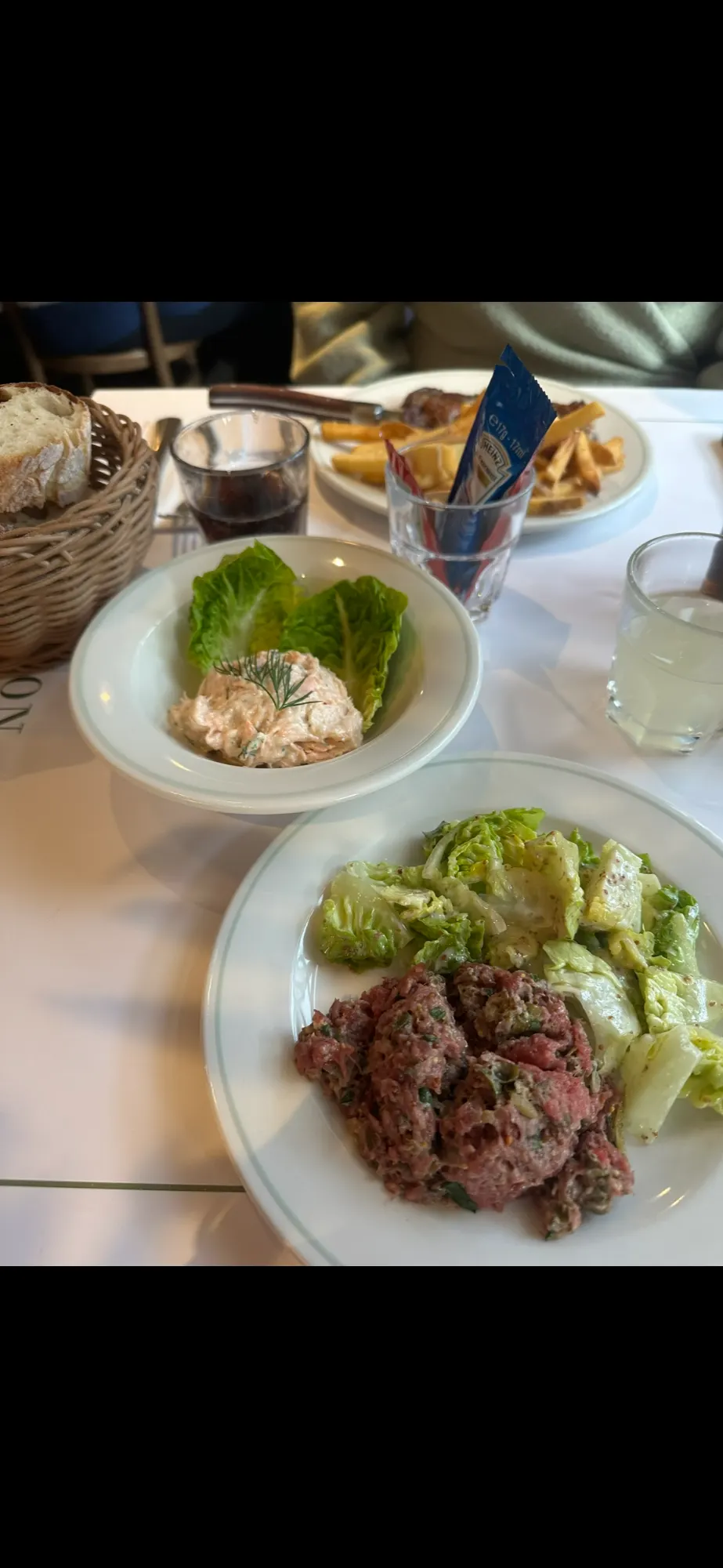 Tatar og lakserillette hos Restaurant Bouillon